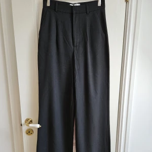 Kostymbyxor Bull&Bear - Svarta kostymbyxor från Pull&Bear. Superfina och i bra skick! Storlek S