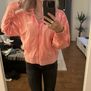 Adidas vindjacka - Vindjacka/löparjacka i tunt material från Adidas. Aldrig använd med lappen kvar. Nypris 599. 🫶🏼
