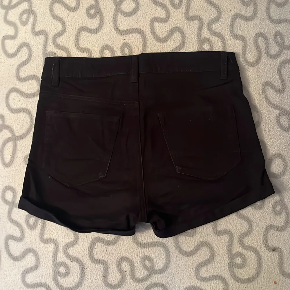 Några svarta shorts med stjärnor på knapparna🖤💫 - fyra fickor, 2 bak, 2 fram. Shorts.