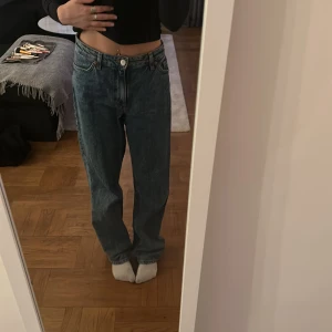 Jeans Monki - Blåa Taiki high waist ballon leg jeans från Monki. Säljer då jag inte längre använder dem, storlek 26. Lite nötta längst ner på ena benet som ej syns när dom sitter på.  I övrigt bra skick. 🫶🏼