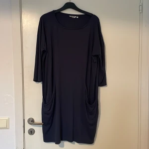 Tunika/klänning - Tunika mörkblå från Indiska med fickor. Hämtas i Malmö, ska den skickas får köparen stå för frakten. 