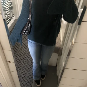 Stickad tröja med slits - Jättemysig stickad med långa ärmar!! Perfekt att ha nu till en lite kallare sommarkväll med en kjol till exempel😍