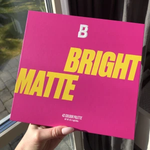 Beauty baby palett - Bright matte 42 colour palette från Beauty Bay. Helt oanvänd i orginalförpackning.