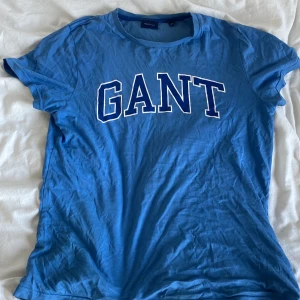 Blå Gant t-shirt  - Säljer min blåa Gant t-shirt. Knappt använd💘