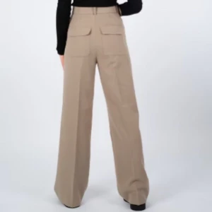 2NDDAY Leonardo trousers - Kostymbyxor från 2NDDAY, vida ben och hög midja med cargo-fickor. Bilderna är modellen men i annan färg, byxorna är svarta (bild 3)! Bra skick! Bältet kan jag ev. leta fram om intresse finns😇