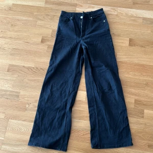 Svarta vida byxor - Vida byxor från hm, använda men i gott skick