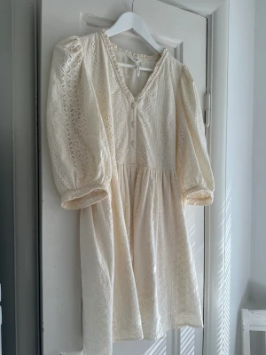 klänning ifrån Object 💛 - Vit Fin och sparsamt använd klänning ifrån märket Object! 🌼storlek M, kan gå ner i pris vid snabb affär, skickas mot fraktkostnad. 