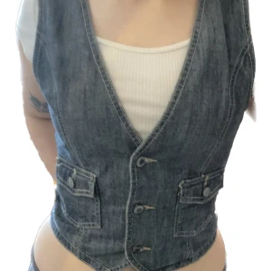 Asball jeansväst  - Cool jeansväst i strl L Älskar men använder sällan. 