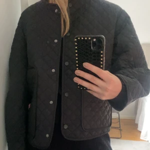 Vår jacka - Säljer denhär superfina jackan, passar perfekt nu till våren/kallare sommar men även till vinter med en tjockare tröja under. ☺️