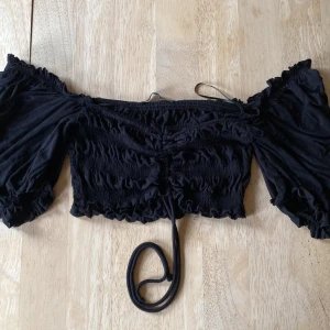 Topp från Bik Bok - Knytbar topp från Bik Bok i strl S