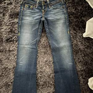 Superfina True Religion jeans. De är low waist och jättebekväma. Har aldrig använt de då de är lite för korta för mig. Midja: 80cm, Innerben ca 75