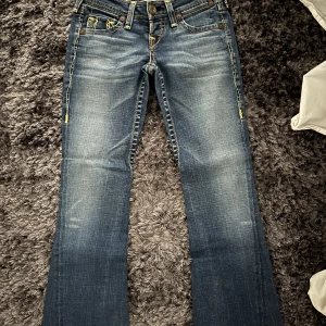 True Religion Low Waist Jeans - Superfina True Religion jeans. De är low waist och jättebekväma. Har aldrig använt de då de är lite för korta för mig. Midja: 80cm, Innerben ca 75