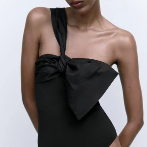 Zara topp - Säljer denna superfina och slutsålda bodyn från Zara, strl S. Använd en gång😍😍