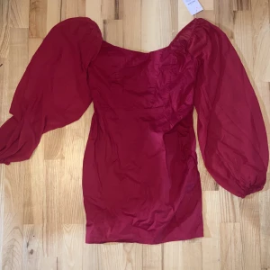 Röd korset klänning  - Helt ny och oandvänd, köpte fel storlek.