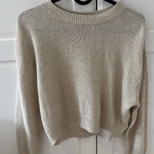 Stickad tröja  - Beige finstickad tröja, använd mycket men inga defekter 