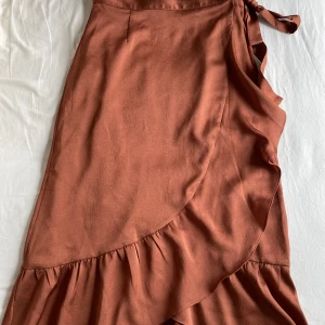 Kjol - Använt fåtal gånger, från neonoir. Fint skick!