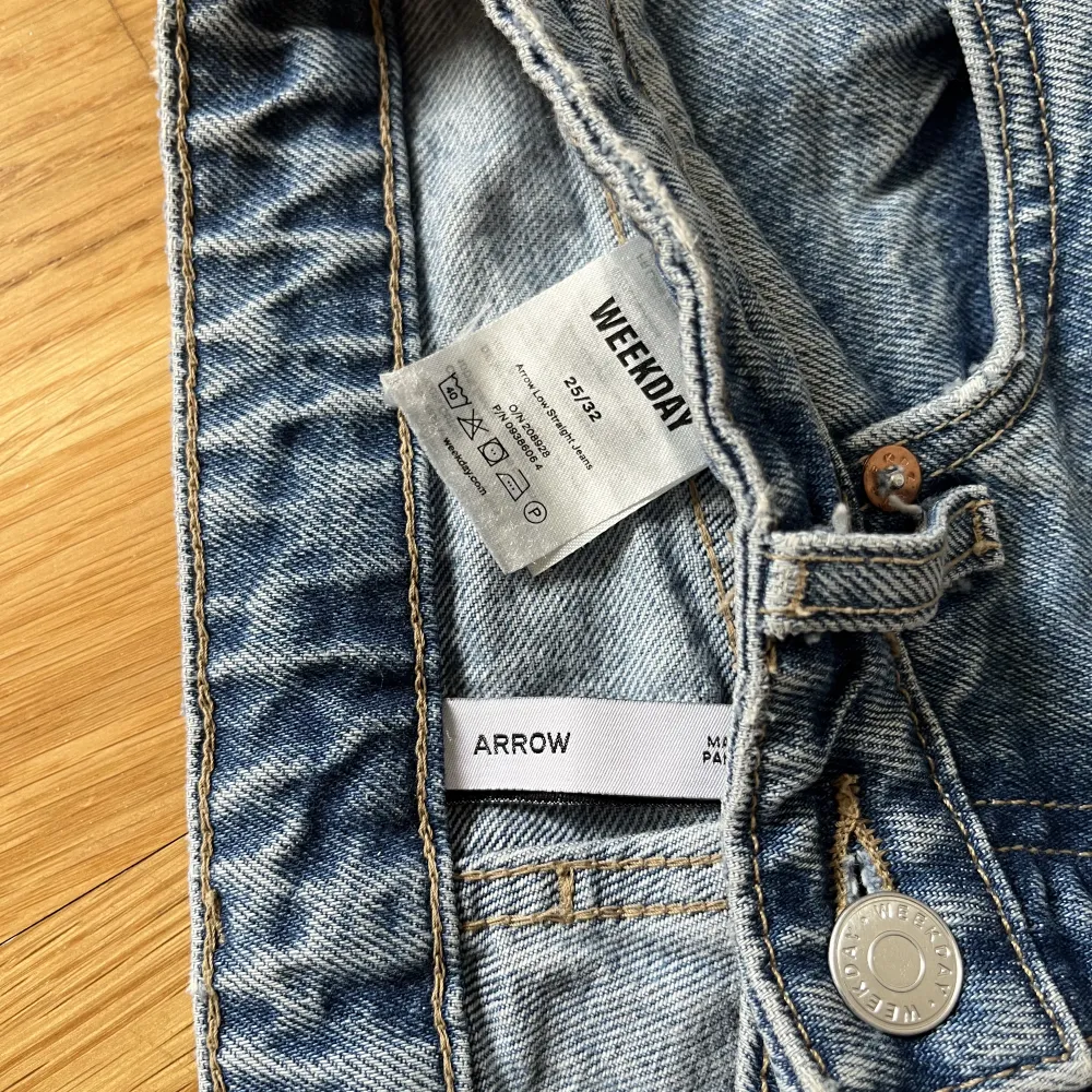 Populära slutsålda Arrow lågmidjade jeans från weekday. Storlek 25/32. Köpare står för frakt💞 nypris 590. Jeans & Byxor.