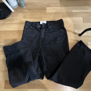Svarta jeans  - Svarta baggy jeans med lappen kvar. 