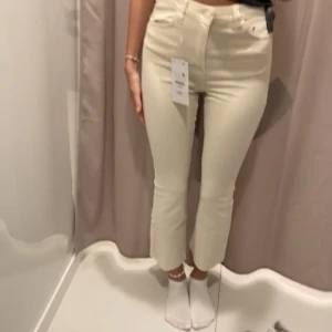 Beiga jeans - Beiga kick flare jeans i helt nyskick, köpta i Spanien på Bershka. Superfina till våren och sommaren. Använda max en gång🐻Stl 34