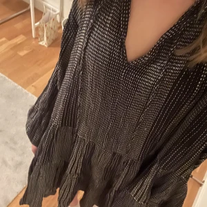 Fin klänning - Super fin klänning från hm men köpt på sellpy, aldrig använd (sellpy lappen kvar). Lite oversize i modellen. Skriv för fler bilder💗💓