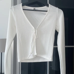Vit cardigan - Vit ribbad topp med Knyt 