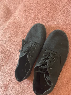 Svarta sommarskor  - Ett par svarta sommarskor, är väldigt bekväma. De är från Primark. Tveka inte att höra av er om ni har frågor eller vill diskutera pris ☺️