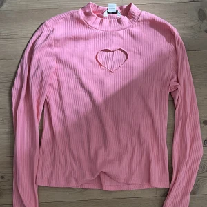 Rosa Långärmad Tröja Med Hjärt Cutout - Märke Monki, Storlek M
