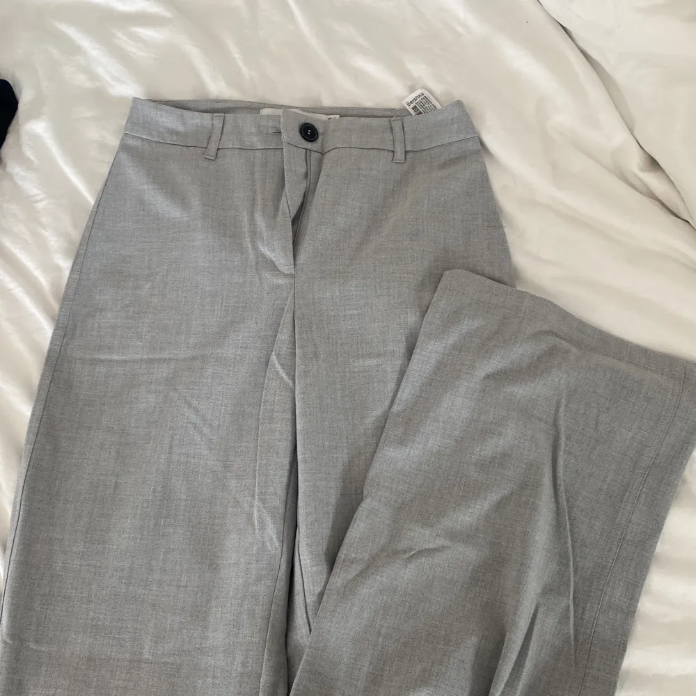 Helt oanvända gråa kostymbyxor från bershka i storlek 38, har tyvärr inga bilder på då dom har för små❤️ skriv för fler frågor!!. Jeans & Byxor.