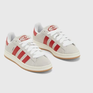 Adidas campus - Säljer adidas campus som är helt slutsålda i den röda färgen då dom var lite för små för mig. Endast en sko testad! Startar budgivning om många är intresserade🫶🏻 hör av dig vid ev frågor! Dom sitter som en vanlig 37