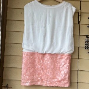 Gullig festklänning - Bra skick, passar S (då är den lite oversize) eller M då är den tight