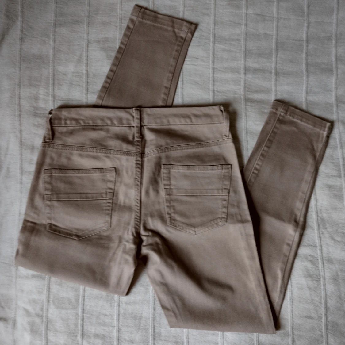 Beige stretchjeans/byxor med stretch, ankelmodell, storlek 34 - 90