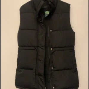 Bikbok väst - En helt oanvänd väst, fick den i present men jag var inte riktigt nöjd med den. Nypris är 600kr som ni ser på prislappen. Den har som en liten slags bälte som man kan dra in midjan. 