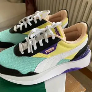 Helt nya och oanvända Puma sneakers Cruise Rider Flair. Stl 37, men något små i storlek, ca som 36,5. 