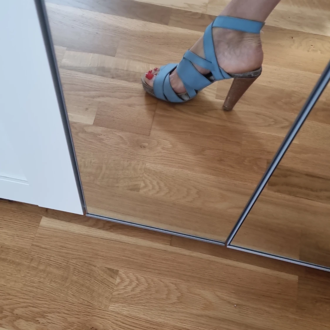 Snygga sandalskor i mocka band