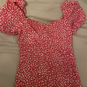 Klänning  - En fin sommar klänning helt ny och bra skick. Det är lite öppet vid vänstra benen. Jätteskön material 