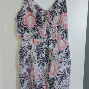 Sommarklänning  - En fin Sommarklänning i jätemjukt material. Använd kanske 4 gånger. Har en liten knut i mitten av bröstet😊  Storlek S, men passar nog M också. Kan skickas😊 