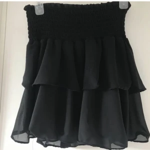 Svart volangkjol  - ❗️Lånad bild❗️Svart volangkjol i storlek S från chelsea❤️