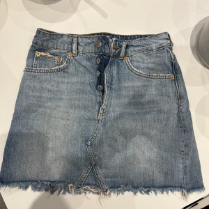 Jeanskjol gina tricot - Säljer denna såå dnygga jeanskjolen från gina tricot då den är lite för stor för mig❤️ använd en gång 