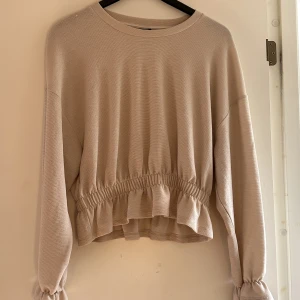 Blus  - Blus från Gina Tricot i storlek M, aldrig använd enbart testad