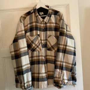 Vårjacka  - Tunn vårjacka från HM, använd en vår. Jag har normalt Large i storlek men denna är något oversized för mig.