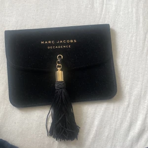 En fin liten väska  - Kostar 1000kr orgenal pris ni får buda 