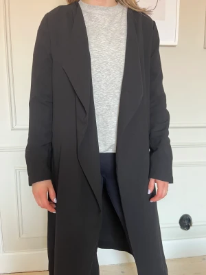 Svart trenchcoat - Svart trenchcoat med snöre 