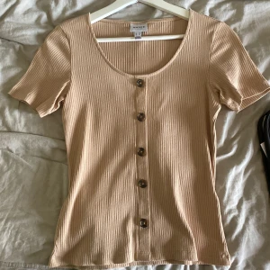 T-shirt från vero Moda  - Jätte fin t-shirt från Vero Moda endast använd 1 gång. 