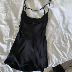 Svart satin klänning från Zara - Skit snygg satin klänning från Zara i stl L 🫶