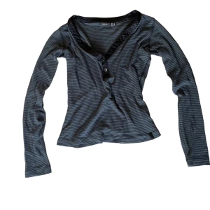 Tröja - Så fin långärmad tshirt som jag köpte secondhand för snart två år sedan. 