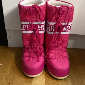 Rosa moonboots  - Höga rosa moonbots i storlek 39/41. Aldrig använda för jag aldrig fått användning för dem. Säljer för 1000. Köpare står för frakt. Men helst upphämtning eftersom frakten blir dyr. Nypris ca 1400kr