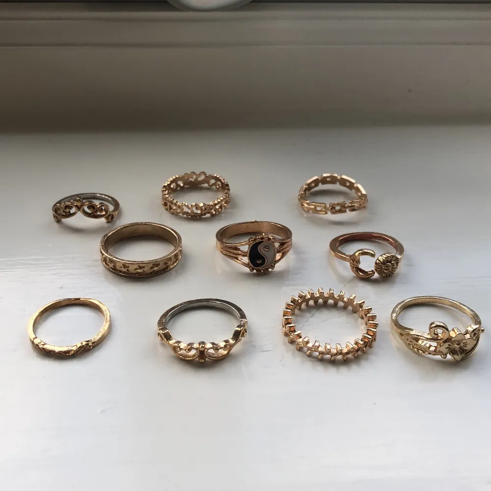Jag säljer nu mina guldiga ringar. Vet ej vart dom är ifrån då jag har fått dom i present, dom tappar lite färg men dessa är över 1 år gamla och dom har fortfarande guldig färg. Säljer dom i pack. Accessoarer.