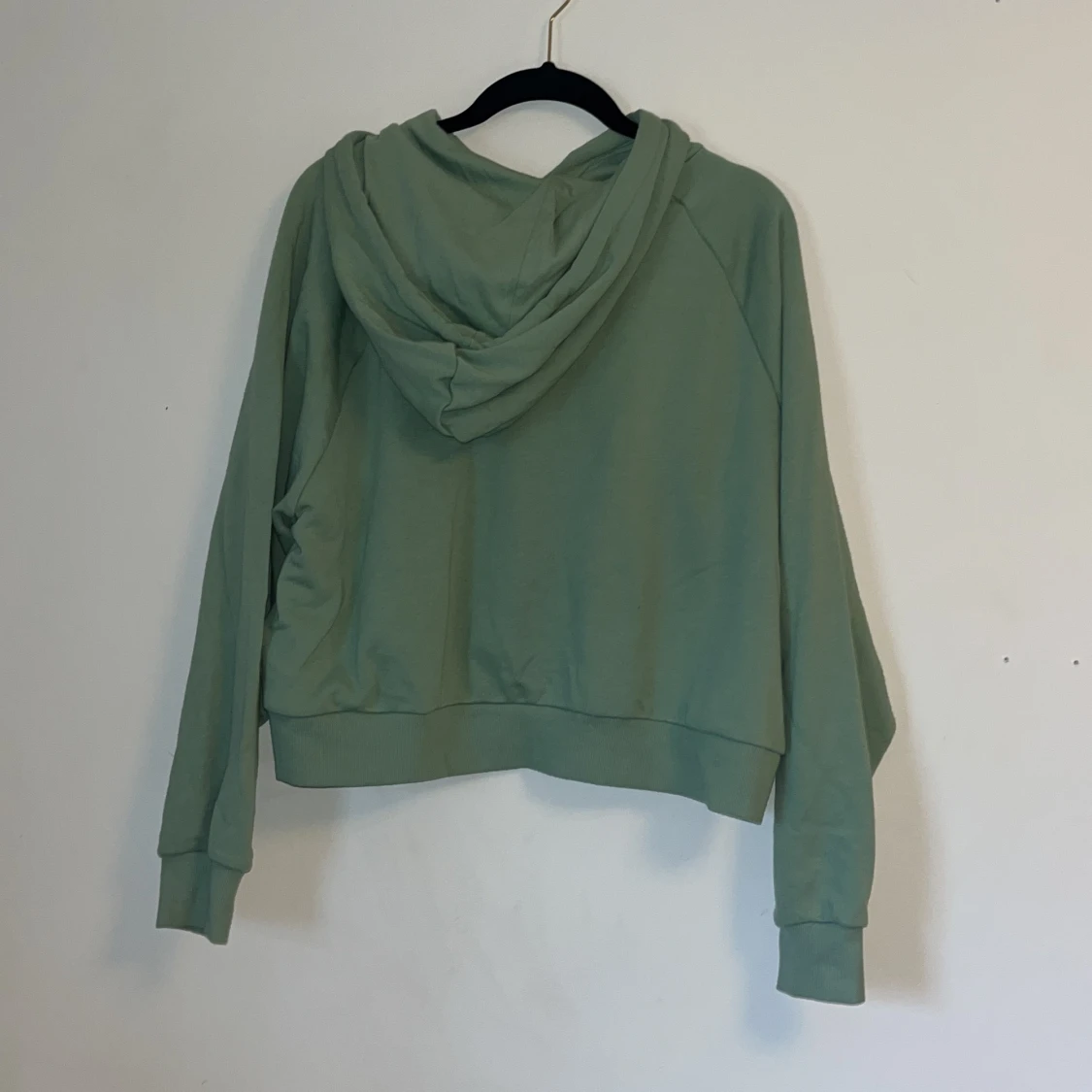 Grön hoodie från monki - 90