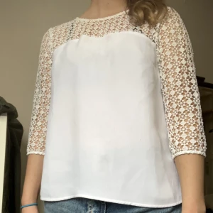 Vit blus - En fin blus köpt second hand utan fläckar och fint skick. Storlek 38 men sitter mer som 36. Hör av dig om frågor💕
