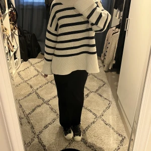 Långklänning  - En svart tajt långärmad långklänning. Den är skit snygg både när man slänger över en tjocktröja eller har den vanligt. Jätte skönt material. Köpt i en butik i Spanien 